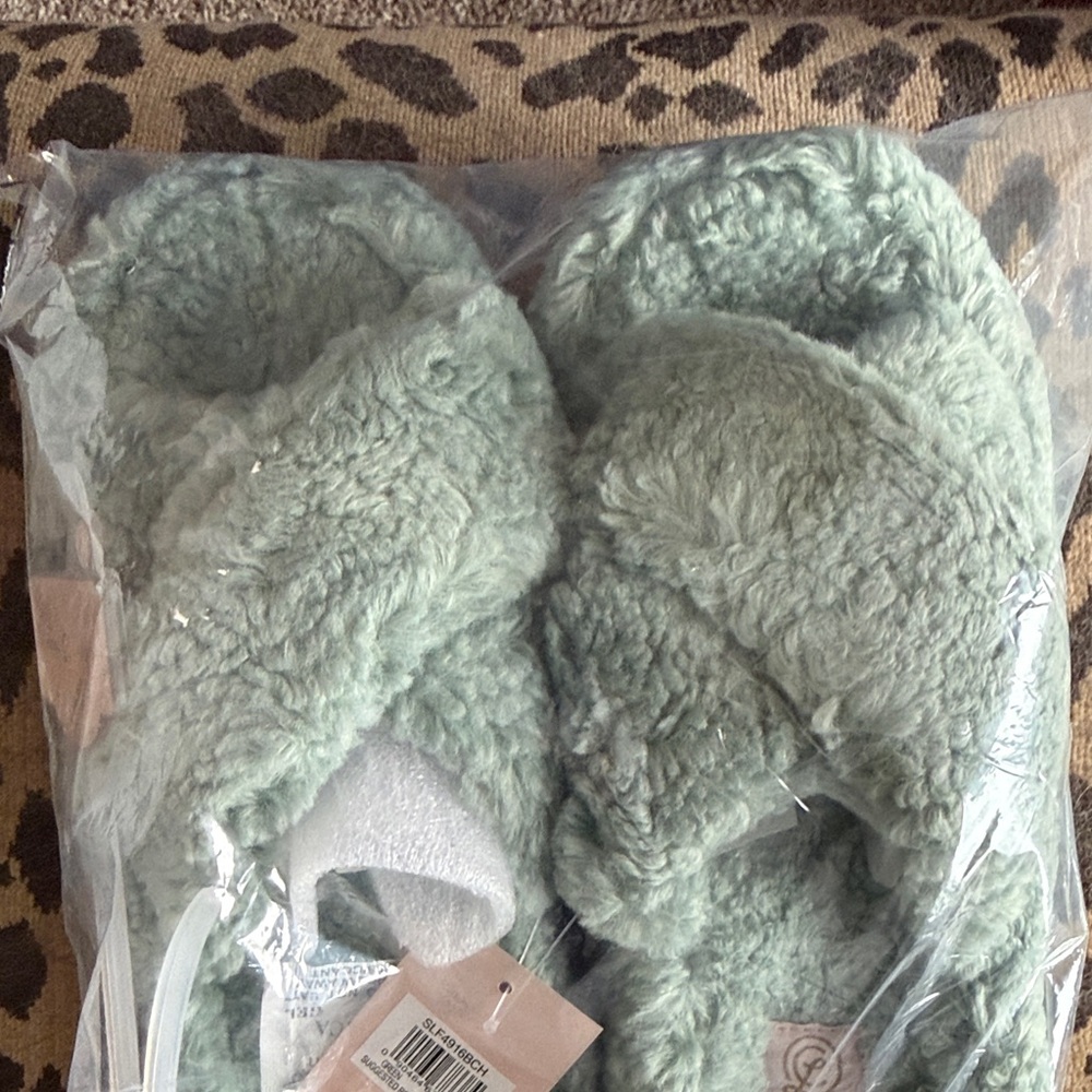 Fuzzy Slippers in Light Green NEW Size Medium - Picture 4 of 6